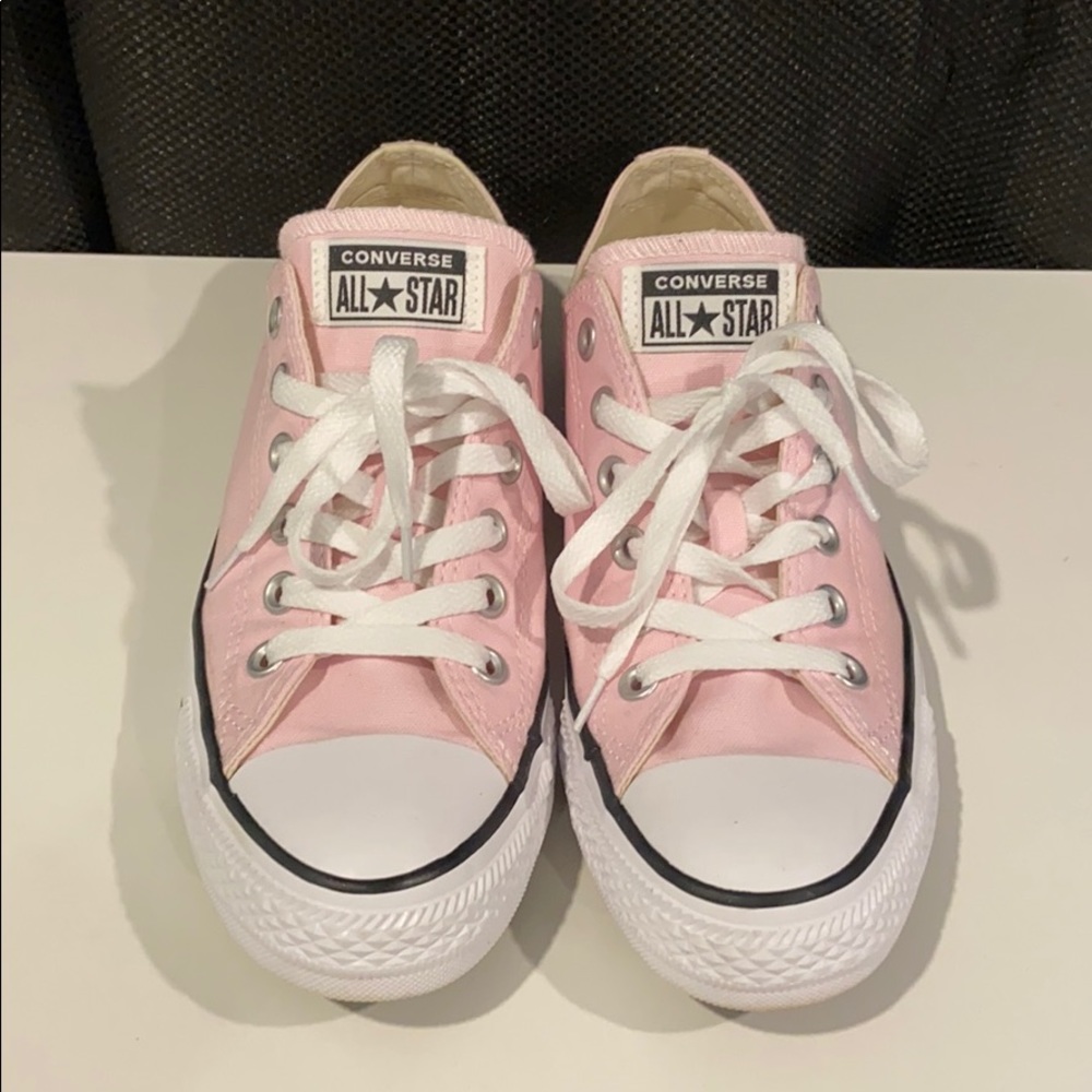 Women’s Chuck Taylor Converse Sneaker size 8.5